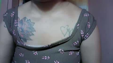 Snapshot of naughtymom_33 chatting on 25, 11, 2025 naughtymom_33 online show from 25, 11, 2025