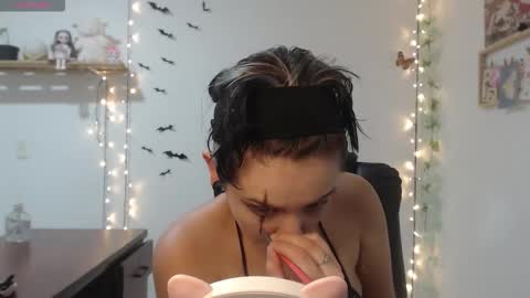 Snapshot of neurotic_witch chatting on 19, 10, 2025 Mar online show from 19, 10, 2025