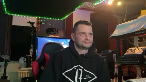 Snapshot of newcouple2023 chatting on 16, 12, 2025 newguy2025 online show from 16, 12, 2025