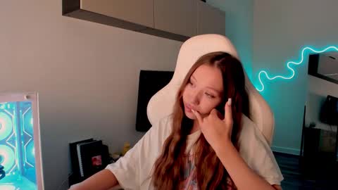 Snapshot of neyrmina chatting on 5, 3, 2026 Mina online show from 5, 3, 2026