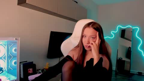 Snapshot of neyrmina chatting on 22, 4, 2026 Mina online show from 22, 4, 2026