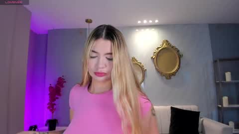 Snapshot of niaholland chatting on 20, 4, 2026 SQUIRTER DOLL online show from 20, 4, 2026