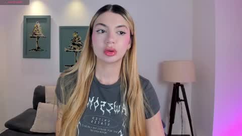Snapshot of niaholland chatting on 12, 5, 2026 SQUIRTER DOLL online show from 12, 5, 2026
