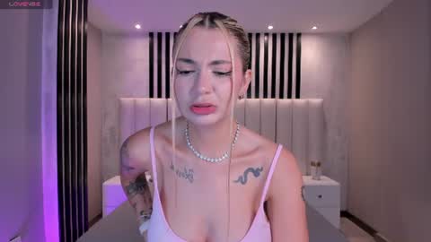 Snapshot of niaholland chatting on 27, 6, 2026 SQUIRTER DOLL online show from 27, 6, 2026