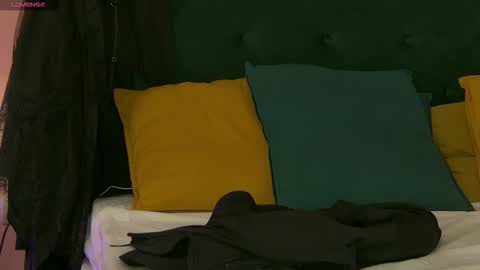 Snapshot of niamalkova chatting on 14, 9, 2025 Nia MILF GRANNY MATURE online show from 14, 9, 2025