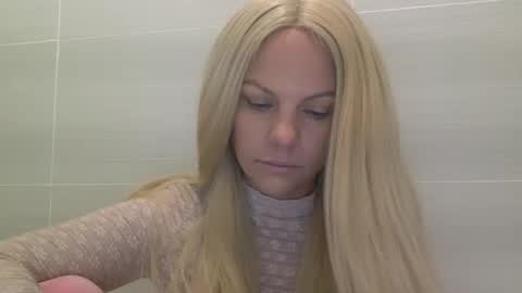 Snapshot of nicecolddrink2 chatting on 25, 10, 2025 Amber online show from 25, 10, 2025