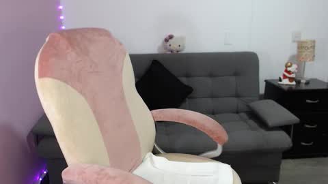 Snapshot of nicol_storm chatting on 4, 12, 2025 nicole Storm online show from 4, 12, 2025