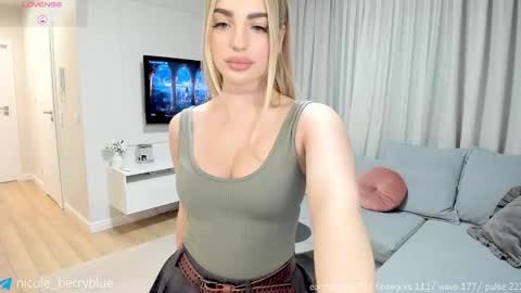 Snapshot of nicole_blueberry chatting on 17, 12, 2025 Nicole online show from 17, 12, 2025