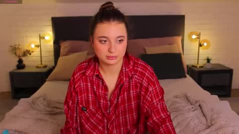 Nicole De Lux online show from 4, 3, 2026