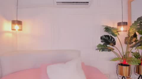 Snapshot of nicole_whitee chatting on 18, 4, 2026 N A T A L I A online show from 18, 4, 2026