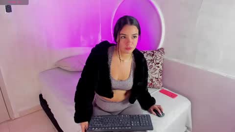 Snapshot of nicolee_blair chatting on 27, 6, 2026 Nicole online show from 27, 6, 2026