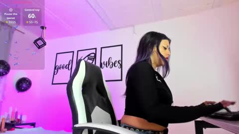 nicolee millerr online show from 4, 11, 2025