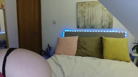 Snapshot of nicolelinharts chatting on 28, 4, 2026 Birthday online show from 28, 4, 2026