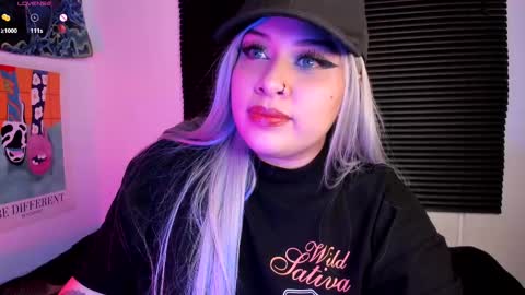 Snapshot of nicoleozzyy chatting on 22, 2, 2025 Nico online show from 22, 2, 2025