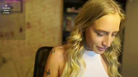 nicolette__shea_ online show from 18, 10, 2025