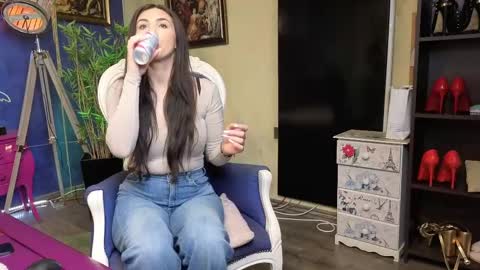 Nicolle online show from 25, 2, 2025