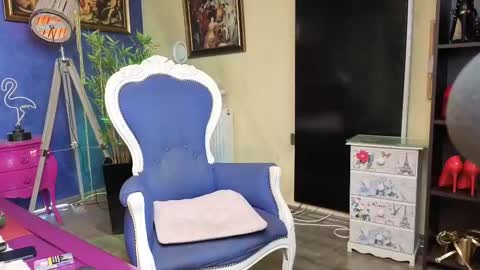 Nicolle online show from 5, 3, 2025