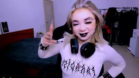 Snapshot of nikigoddesss chatting on 7, 4, 2026 nikigoddesss online show from 7, 4, 2026