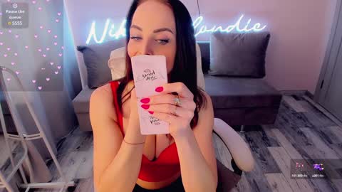 nikki_blondiee online show from 22, 1, 2025