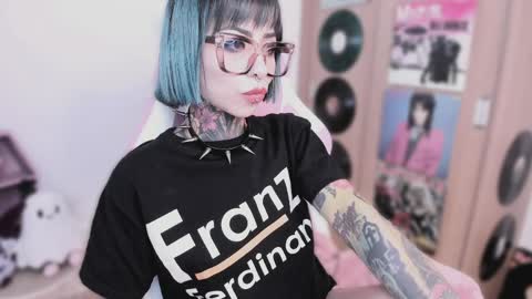 Snapshot of nikkiramone chatting on 1, 4, 2026 Nikki Ramone online show from 1, 4, 2026