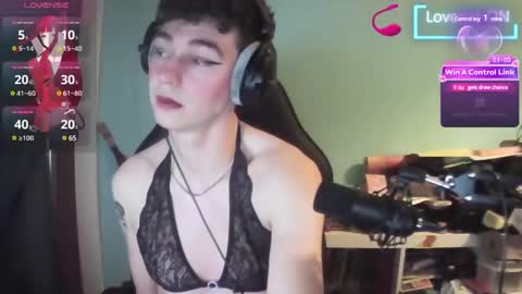 Snapshot of nina_femboy chatting on 15, 12, 2024 icynina online show from 15, 12, 2024