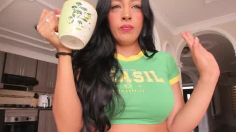 Snapshot of noemibcnz chatting on 11, 4, 2026 In instagram dayhannanoemi online show from 11, 4, 2026