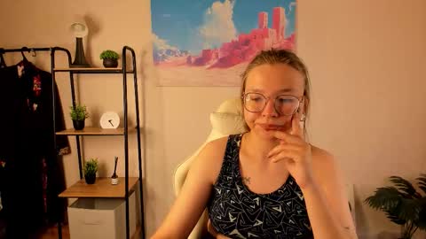Snapshot of noora_moore chatting on 13, 10, 2025 NOORA online show from 13, 10, 2025