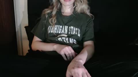 Snapshot of novafrey chatting on 23, 12, 2025 Olivia online show from 23, 12, 2025