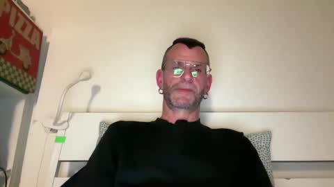 Snapshot of o_johnny_deep_o chatting on 18, 5, 2026 Jonathan Deep online show from 18, 5, 2026