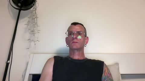 Snapshot of o_johnny_deep_o chatting on 5, 7, 2026 Jonathan Deep online show from 5, 7, 2026