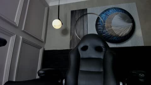 independent model online show from 8, 1, 2025