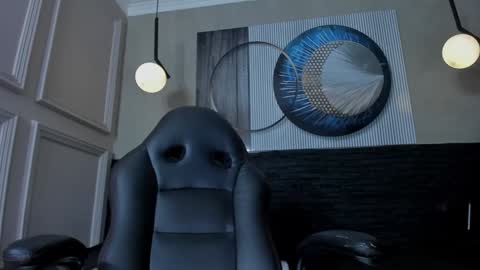 independent model online show from 24, 1, 2025