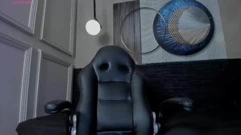 independent model online show from 10, 2, 2025