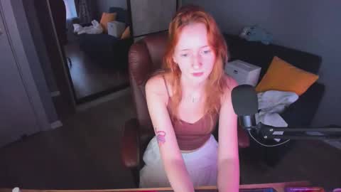 Snapshot of oddlyfamiliar chatting on 12, 9, 2025 Call me Bee online show from 12, 9, 2025
