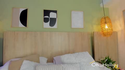 Holly online show from 4, 12, 2025