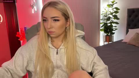 Snapshot of ohmyemma chatting on 3, 11, 2025 Emma online show from 3, 11, 2025