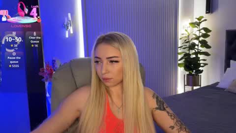 Snapshot of ohmyemma chatting on 5, 11, 2025 Emma online show from 5, 11, 2025