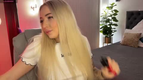 Snapshot of ohmyemma chatting on 26, 11, 2025 Emma online show from 26, 11, 2025