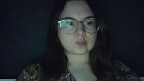 Snapshot of olivepeach chatting on 23, 6, 2026 Oil online show from 23, 6, 2026