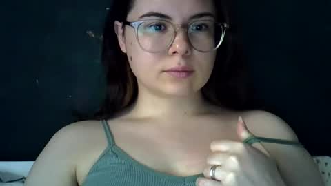 Snapshot of olivepeach chatting on 4, 7, 2026 Oil online show from 4, 7, 2026