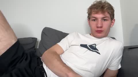 Snapshot of oliver_beck chatting on 3, 2, 2025 Oliver Beck online show from 3, 2, 2025