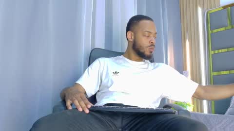 Snapshot of oliver_bigblack_cock chatting on 4, 4, 2026 Oliver online show from 4, 4, 2026
