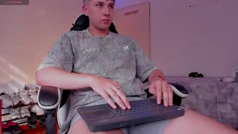 Snapshot of oliver_kyy chatting on 18, 4, 2026 oliveeer online show from 18, 4, 2026