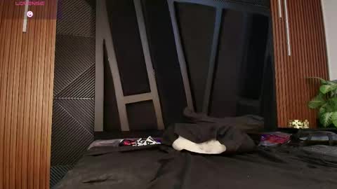 Snapshot of oliver_laurent_ chatting on 21, 4, 2026 OLIVER LAURENT online show from 21, 4, 2026