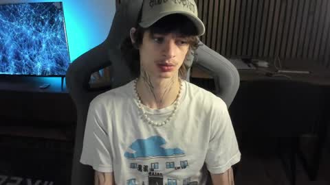 Snapshot of oliverrgroove chatting on 6, 4, 2026 oliverrgroove online show from 6, 4, 2026