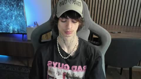 Snapshot of oliverrgroove chatting on 15, 4, 2026 oliverrgroove online show from 15, 4, 2026