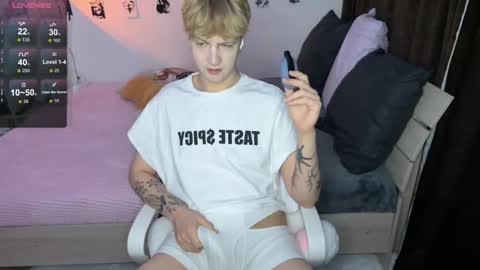 Snapshot of olivertasty chatting on 13, 9, 2025 oliver online show from 13, 9, 2025