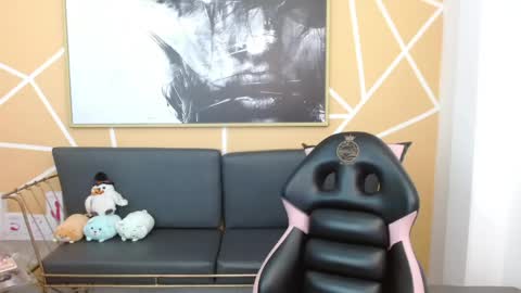 Snapshot of olivia_russo chatting on 7, 5, 2026 Olivia online show from 7, 5, 2026