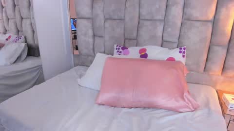 Snapshot of oliviaa_evans chatting on 17, 12, 2024 Olivia Evangelista online show from 17, 12, 2024