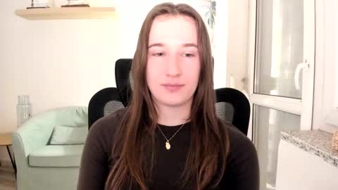 Snapshot of oliviaaa2003 chatting on 1, 3, 2025 Oliwiaa2004 online show from 1, 3, 2025